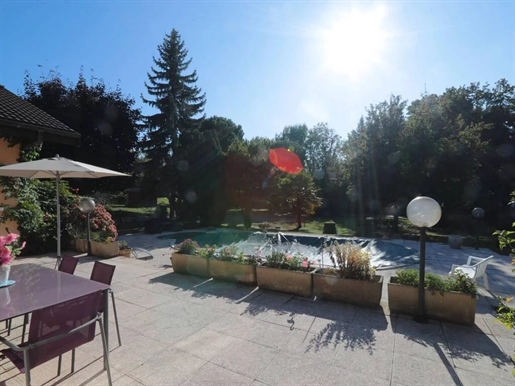 Belle propriété de 200 m², avec un parc remarquable, piscine et terrain de tennis. Proche du lac et