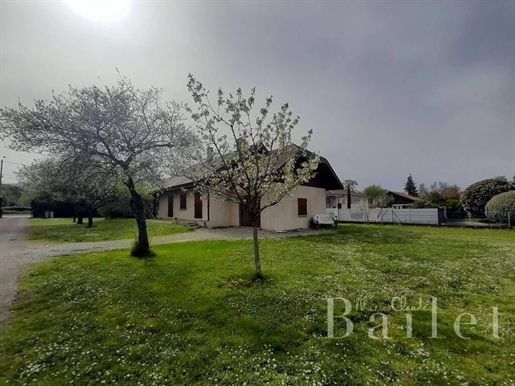 Beautiful villa from the 80's located in the Ripaille area and close to the shores of the lake. Bea