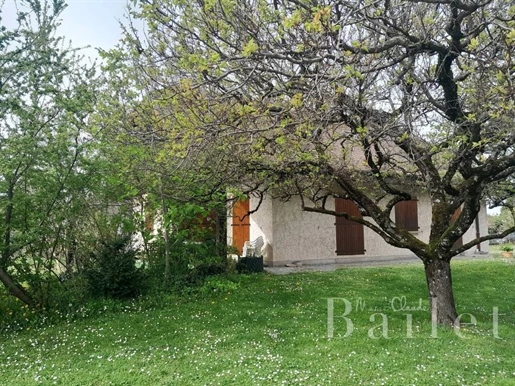 Beautiful villa from the 80's located in the Ripaille area and close to the shores of the lake. Bea
