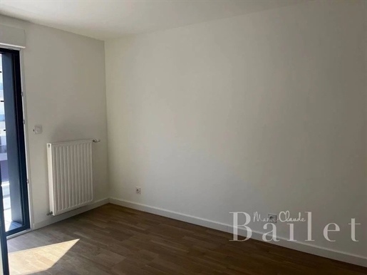 Chamant T4 of 94 m² in attic, north facing. It also includes a large terrace of 81 m²