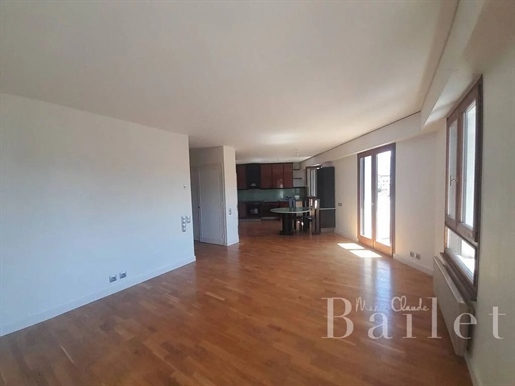 Our agency offers you this large T4 of 114.59 m² very bright located in the city center of Thonon-L