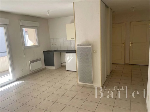 T2 apartment located in the city center of Thonon. A refresh is to be expected. Good Opportunity