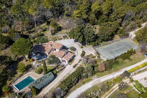 Bauernhaus aus Stein mit Swimmingpool, Tennisplatz auf 1,8 Hektar Land