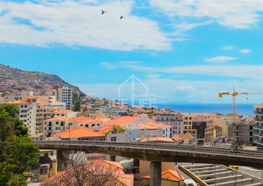 Apartamento T3 com vista cidade no centro do Funchal, Ilha da Madeira