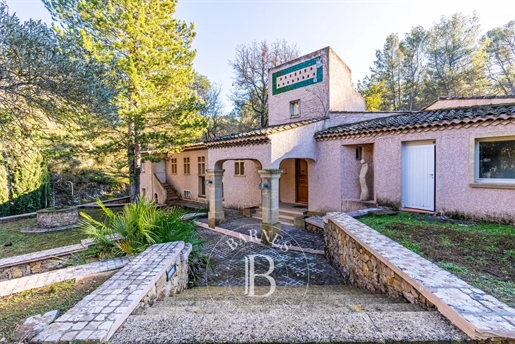 Aix-En-Provence Not Far From The City-Center Character Property - 4370 Sq Ft On 2 500 Acres - Mansio