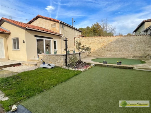 Casa affascinante in un tipico villaggio di Charentais