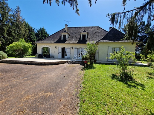 Magnífica casa del Périgord situada en Mareuil con piscina y pista de tenis