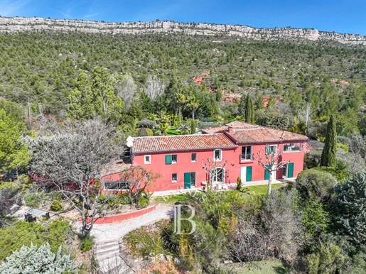 Nabij Aix-en-Provence - Eigendom van 3,5 ha met dominant uitzicht