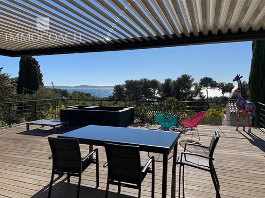 Contemporary villa with sea view in Carqueiranne