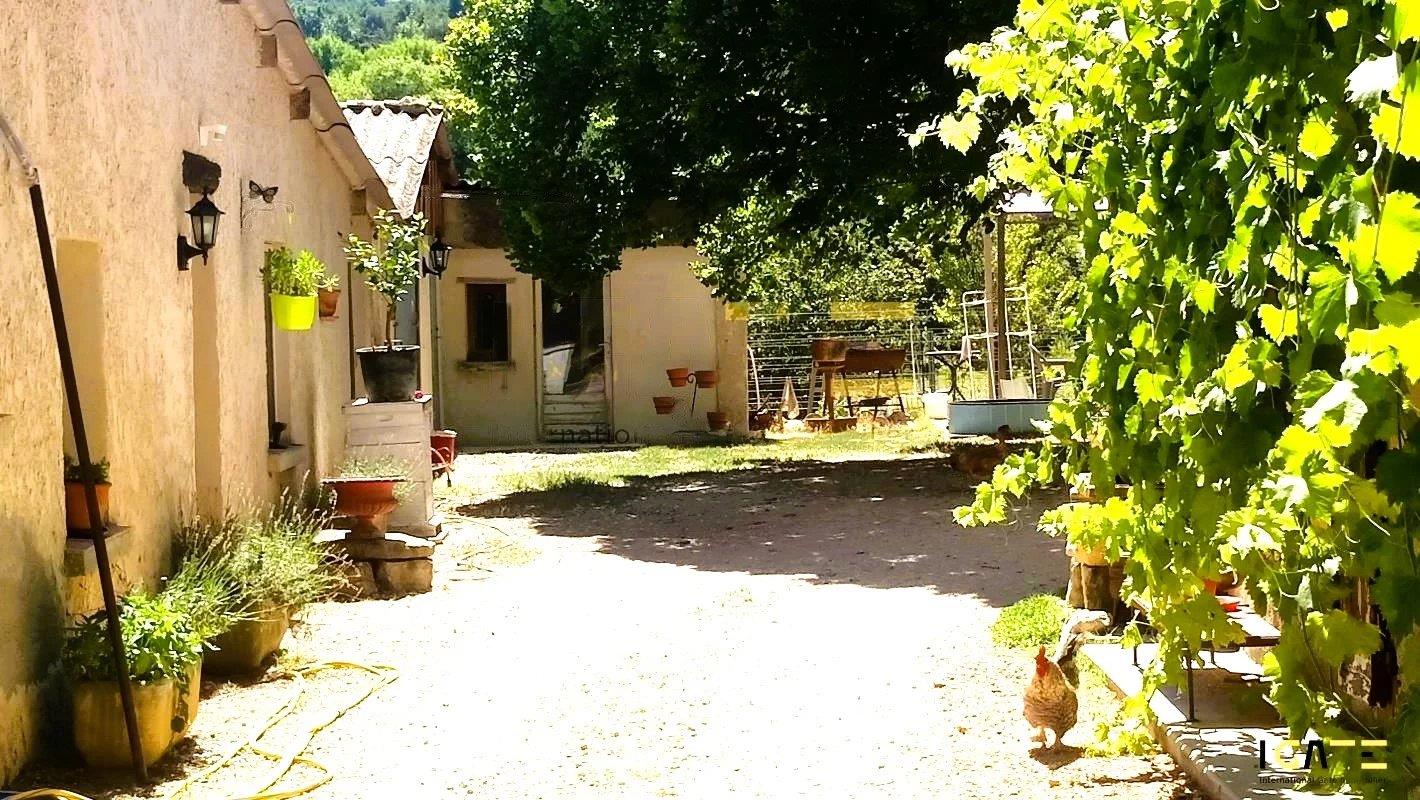 Property of the XVIIIth century -300m² on 23 750m² - Luberon