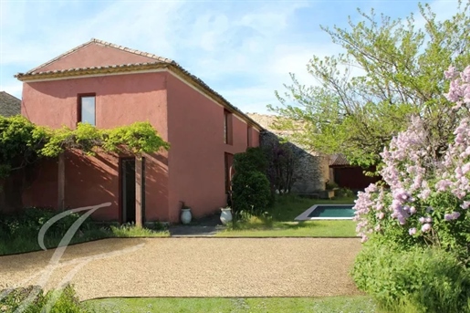 Village house with view of Gordes