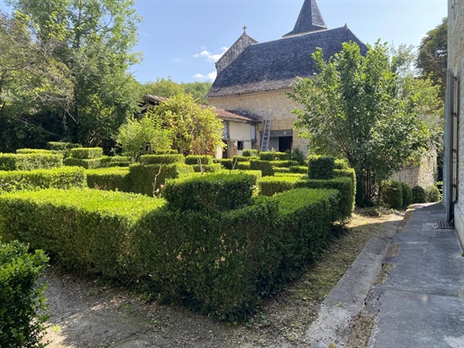 Magnifique Manoir, dépendances et piscine, sur son jardin de plus 4200 m².