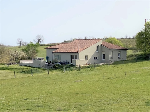 Maison de 2010, double garage, piscine sur un beau terrain de près de 7000 m² avec belles vues