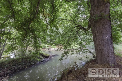 Karakteristiek te renoveren pand met tuin langs de rivier.