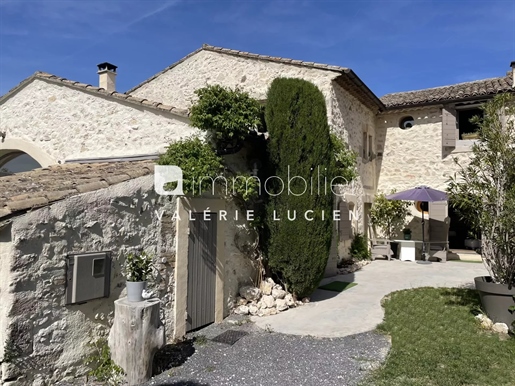 Atypical old house in the heart of the Alpilles