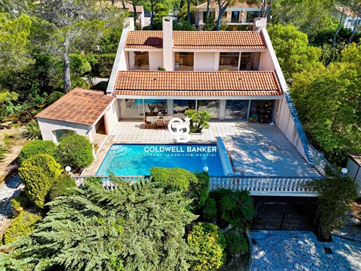 Villa d'acrhitecte avec piscine et vue mer