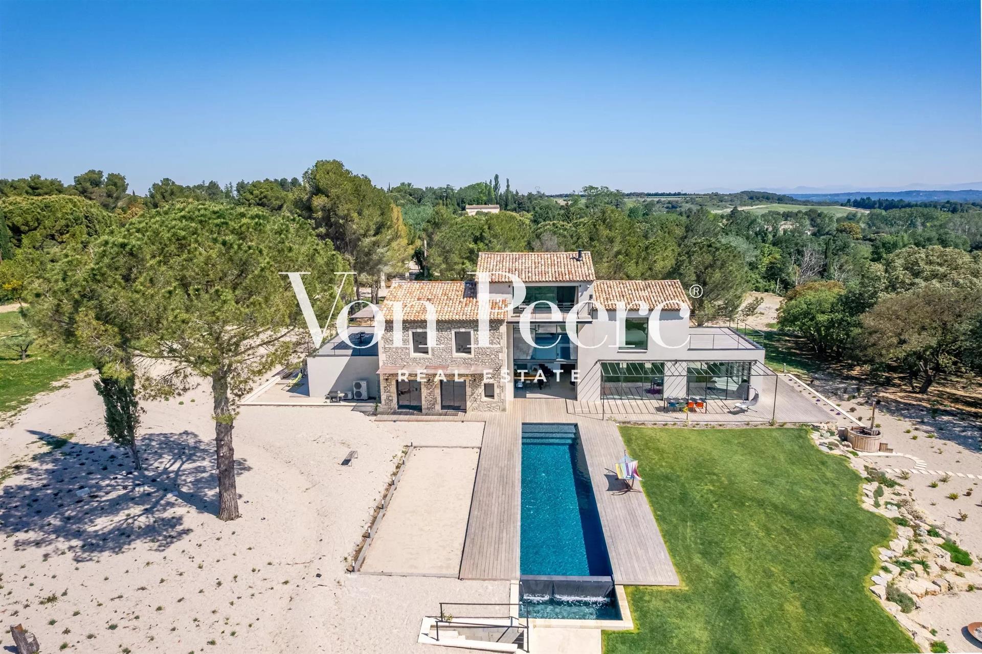 Superb property for sale with an Alpilles View