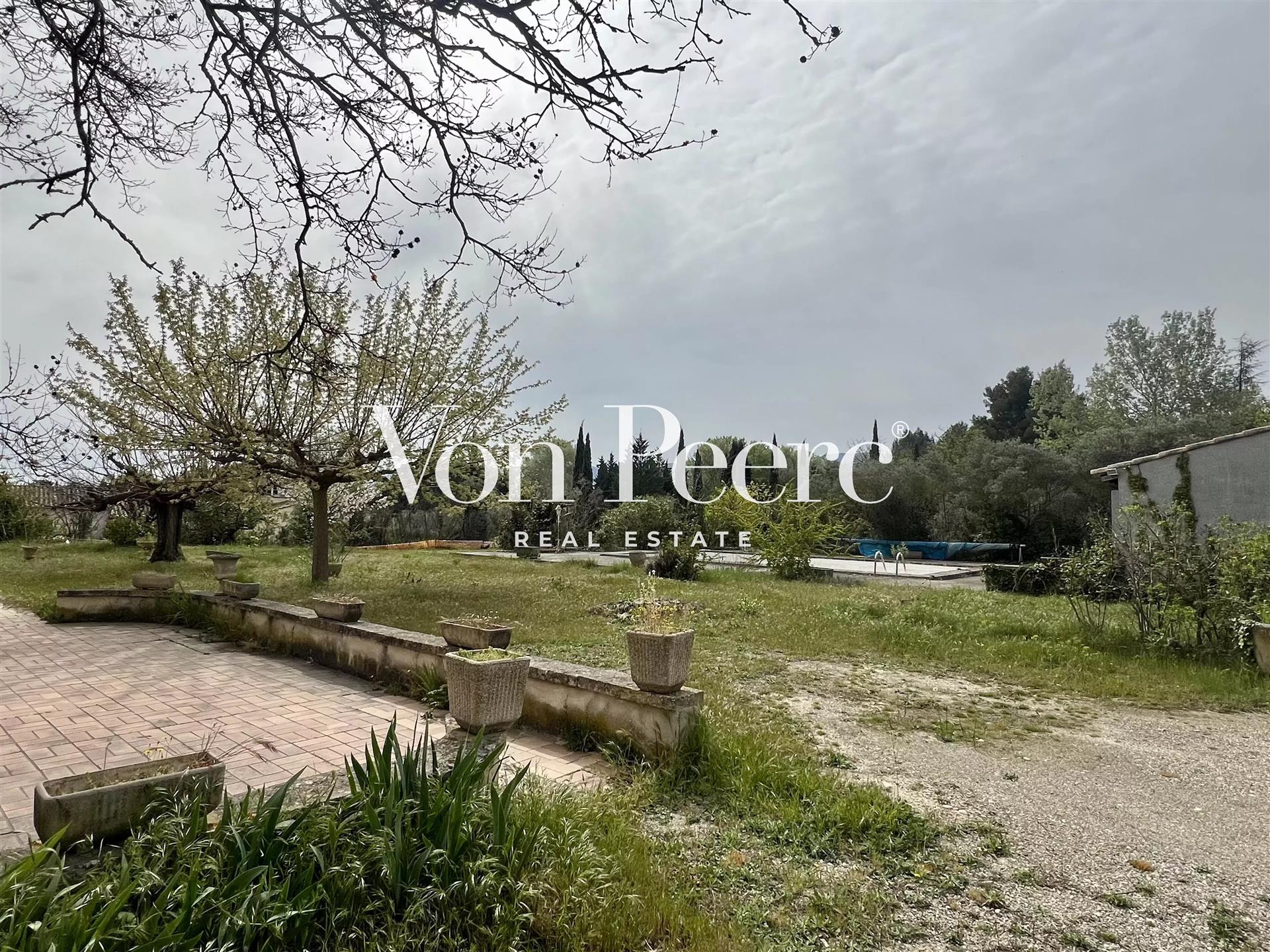 Large house to renovate in Saint-Rémy-de-Provence.