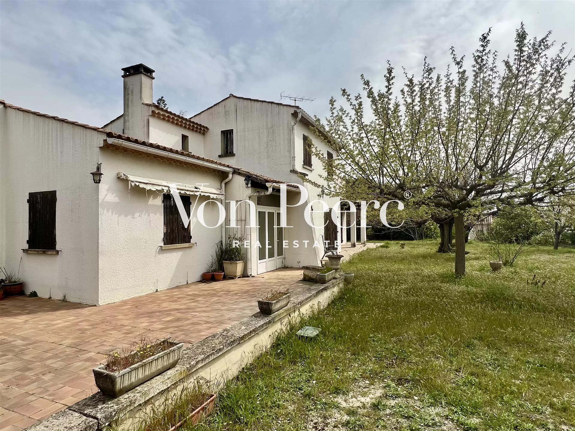 Large house to renovate in Saint-Rémy-de-Provence.