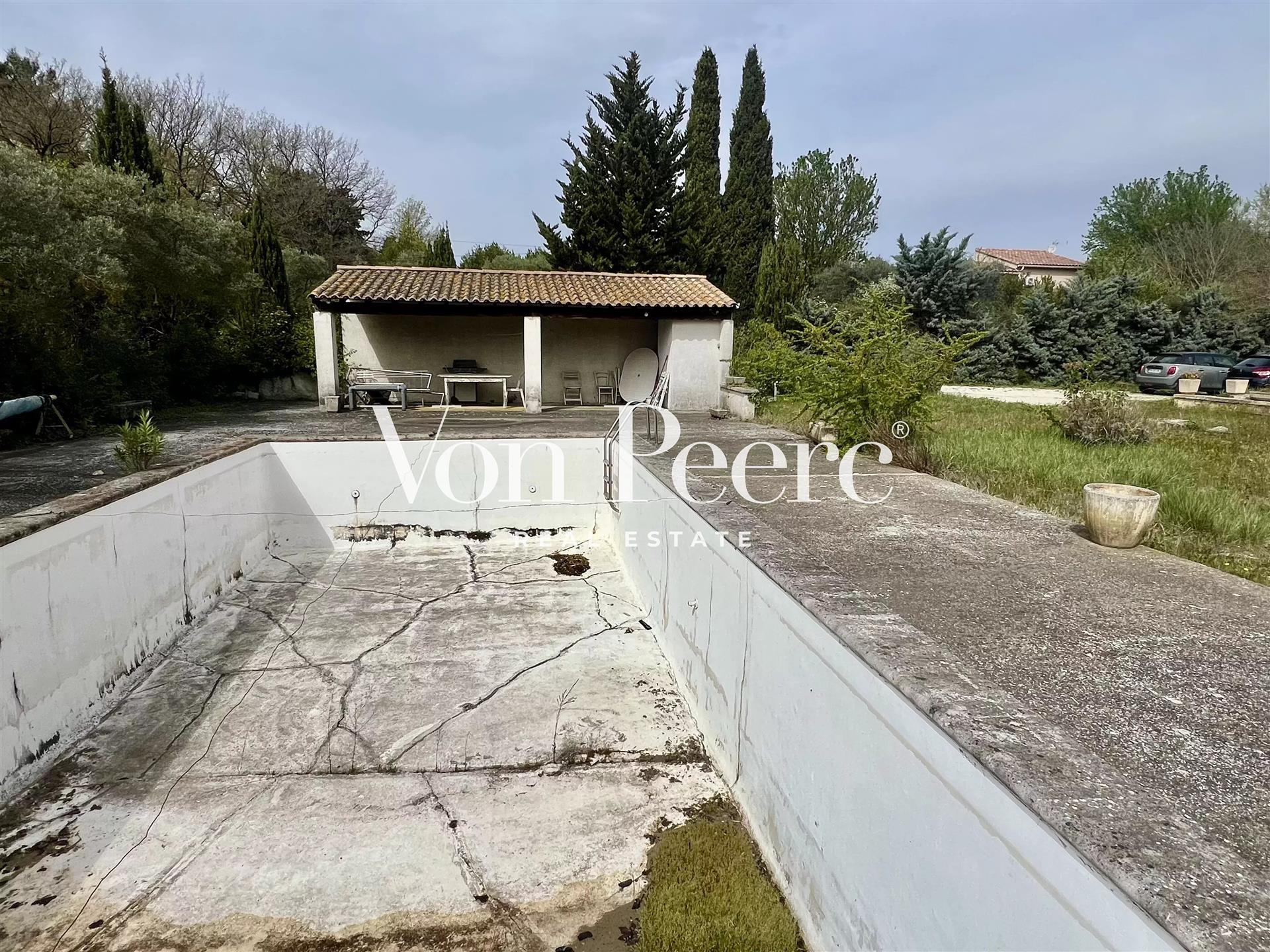 Large house to renovate in Saint-Rémy-de-Provence.