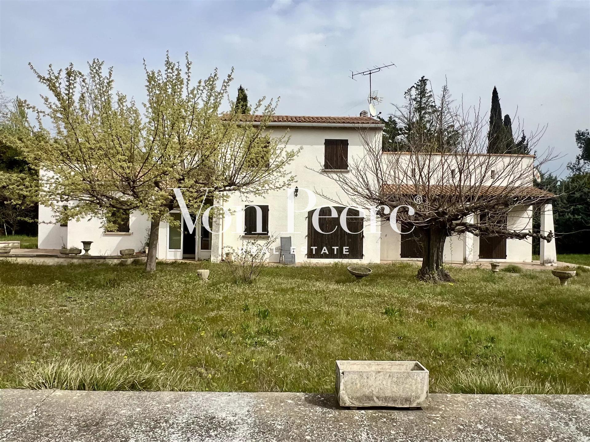 Large house to renovate in Saint-Rémy-de-Provence.