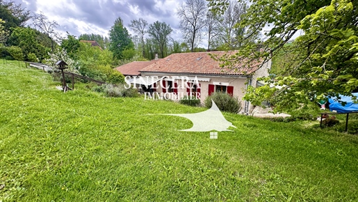 Maison de caractère à proximité des commerces.