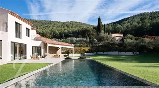 New architect-designed villa with swimming pool