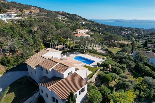Elegant villa in private domaine with panoramic sea view