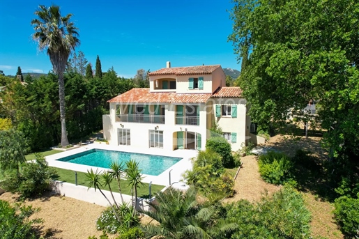 Villa in provencestijl in beveiligd domein met mooi zicht