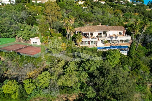 Exceptional property in a prestigeous secured domain with panoramic seaviews!