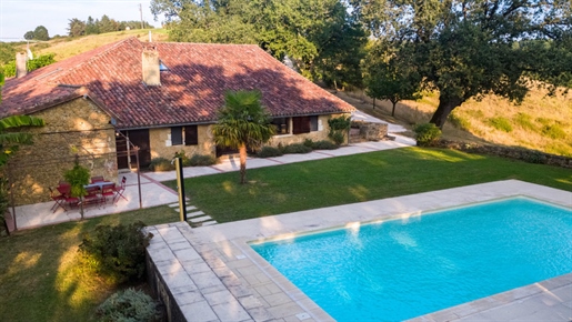 Dpt Gers (32), à vendre proche de Lupiac propriete P9 -318 m2 - avec piscine et 36 hectares de terre