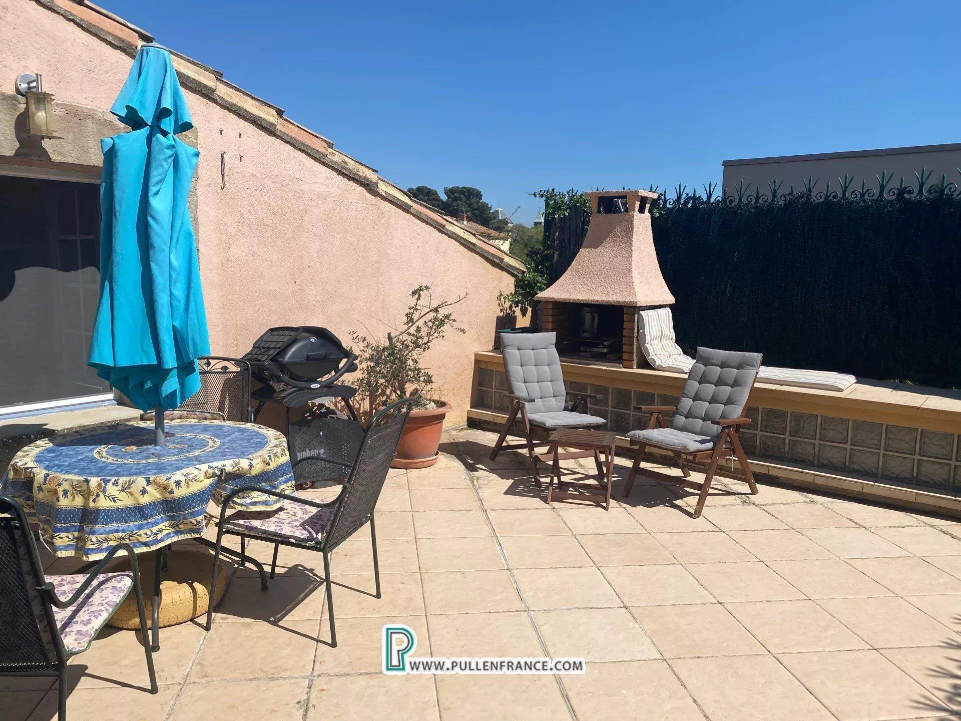 Charming apartment in stately residence in lively Minervois village