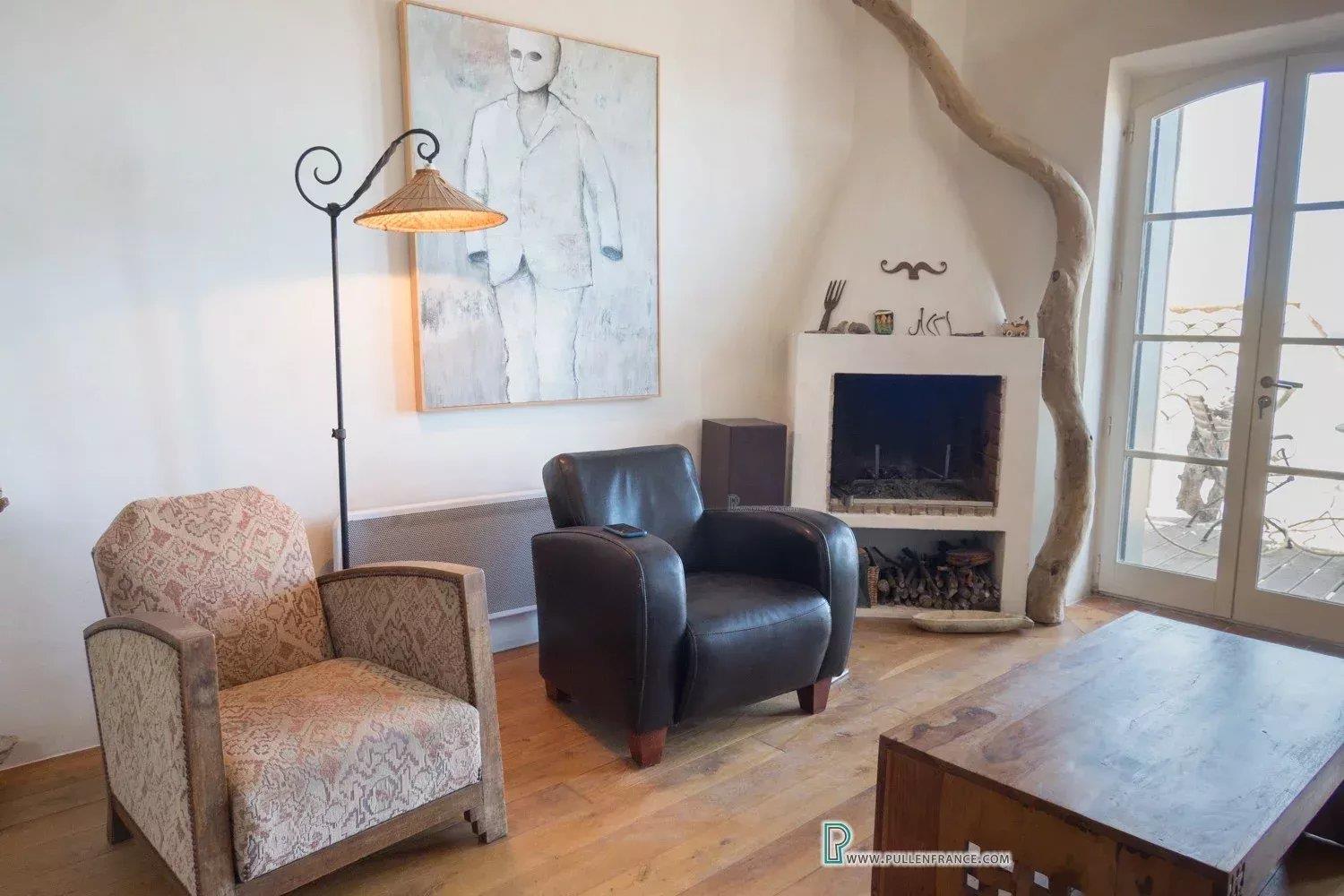 Superb renovated former fisherman’s cottage with sublime coastal views near Narbonne