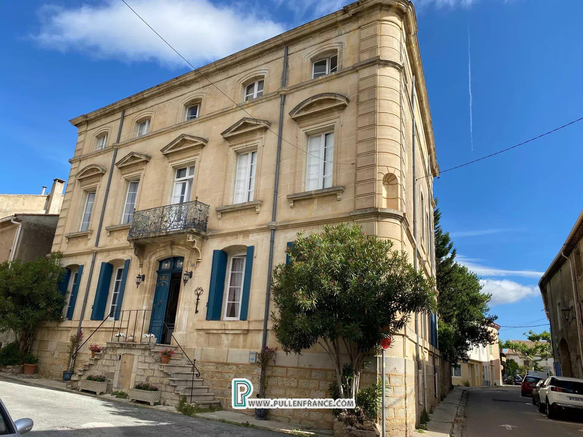 Sumptuous Maison de Maître with pool and garden in popular Languedoc village