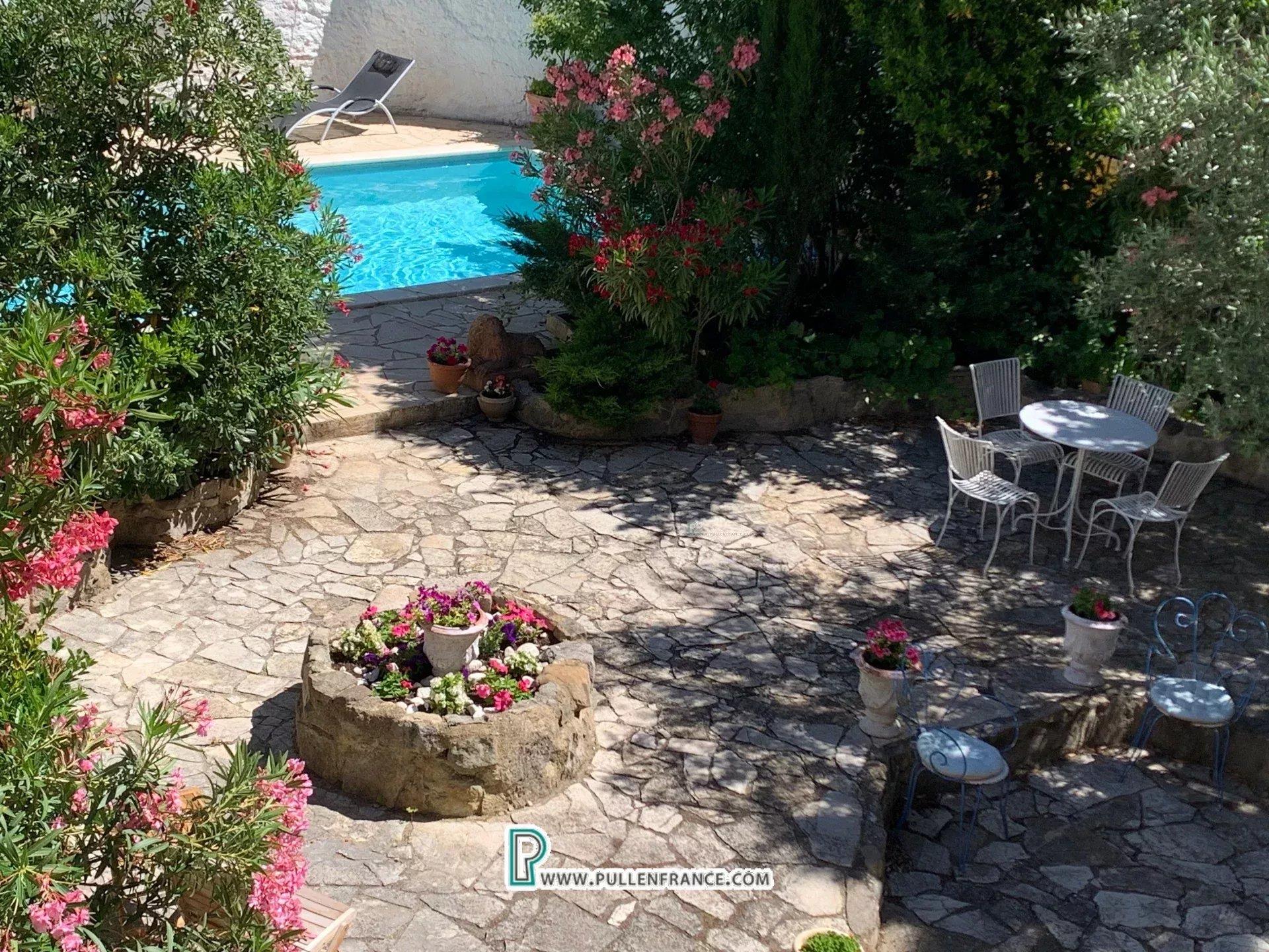 Sumptuous Maison de Maître with pool and garden in popular Languedoc village