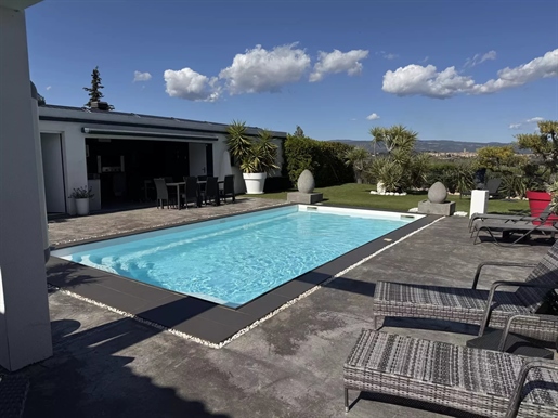 Contemporary house with garden, pool and stunning views in Minervois countryside
