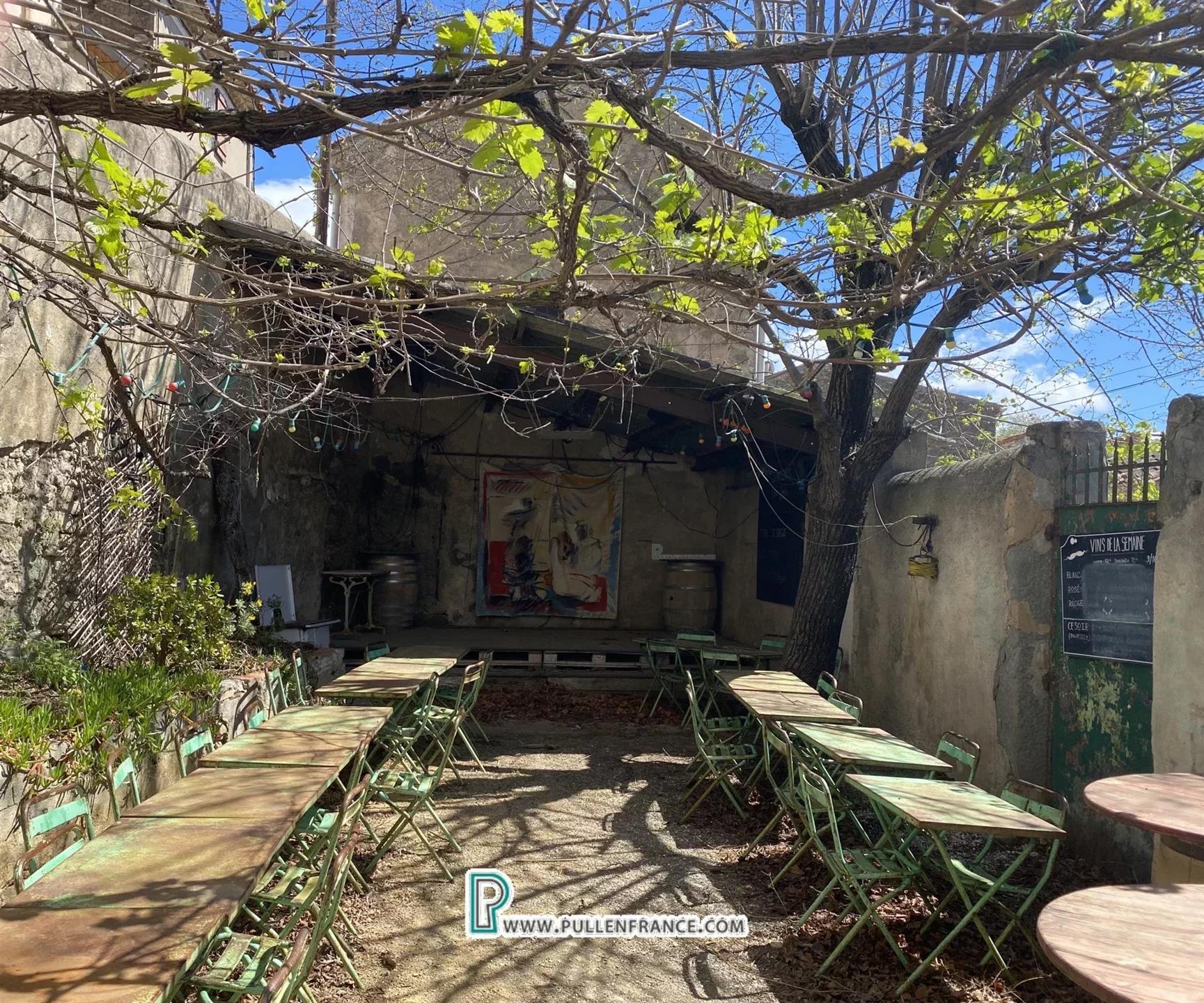 Wine bar/detached house with garden in popular Aude village