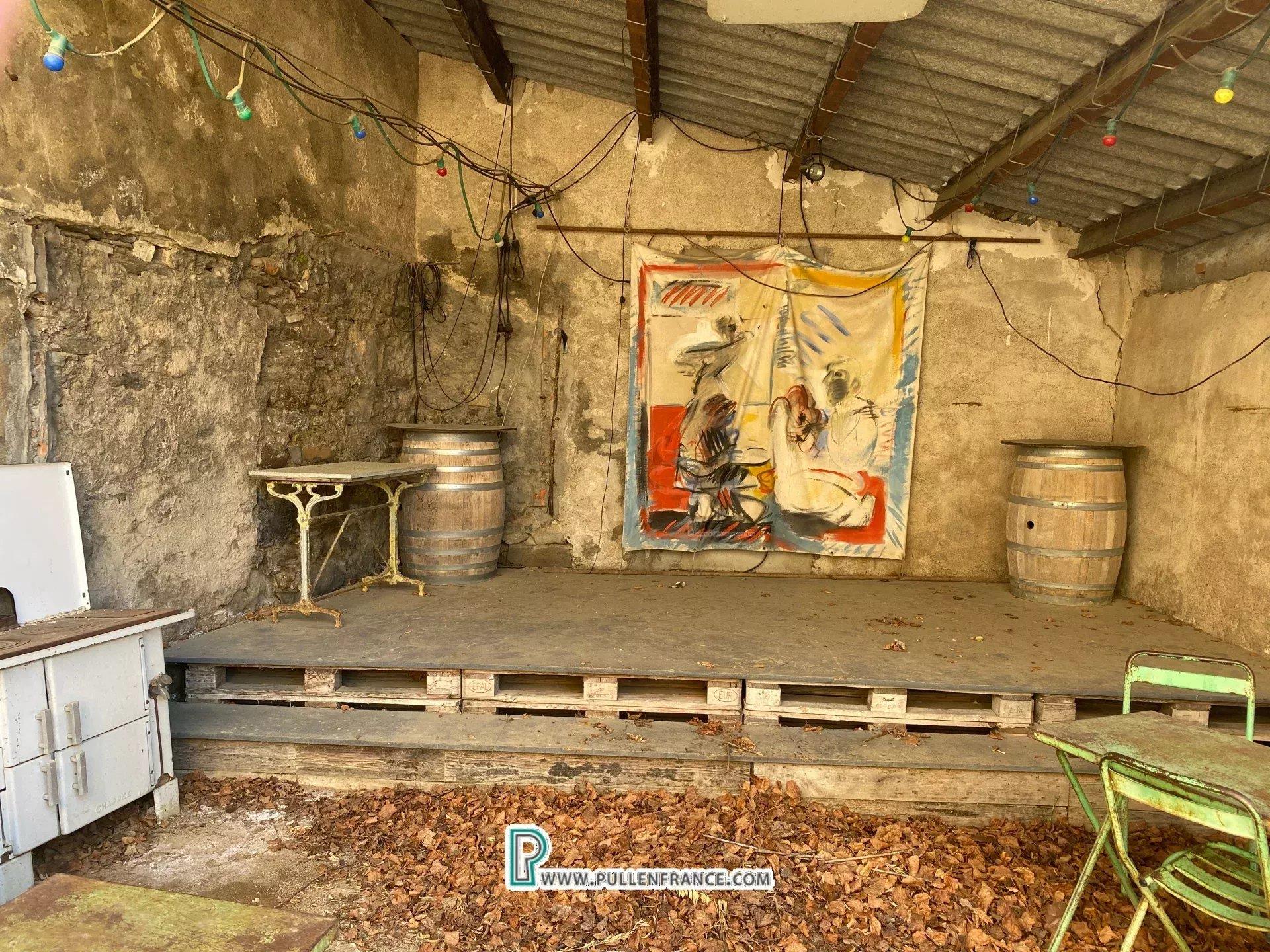 Wine bar/detached house with garden in popular Aude village