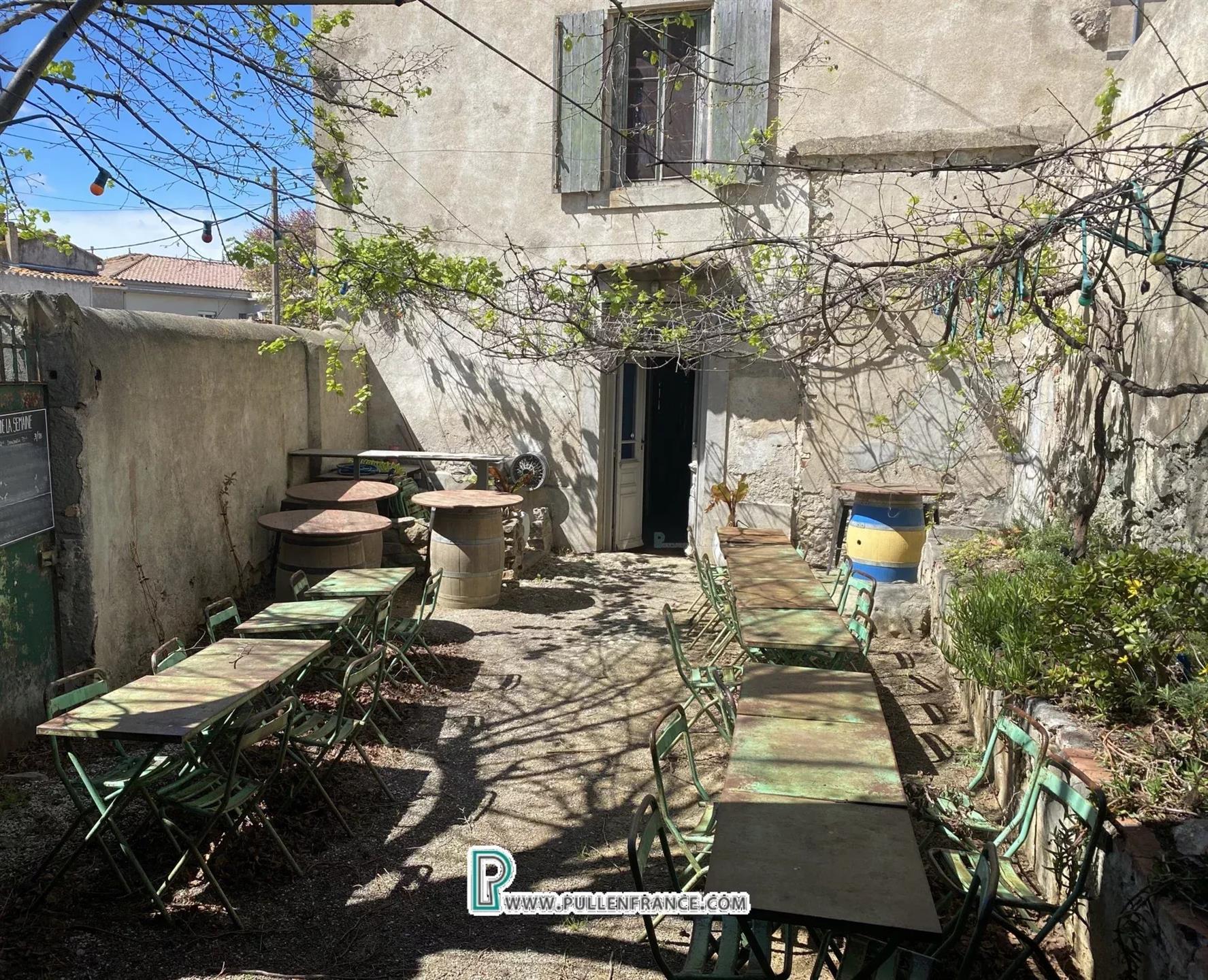 Wine bar/detached house with garden in popular Aude village