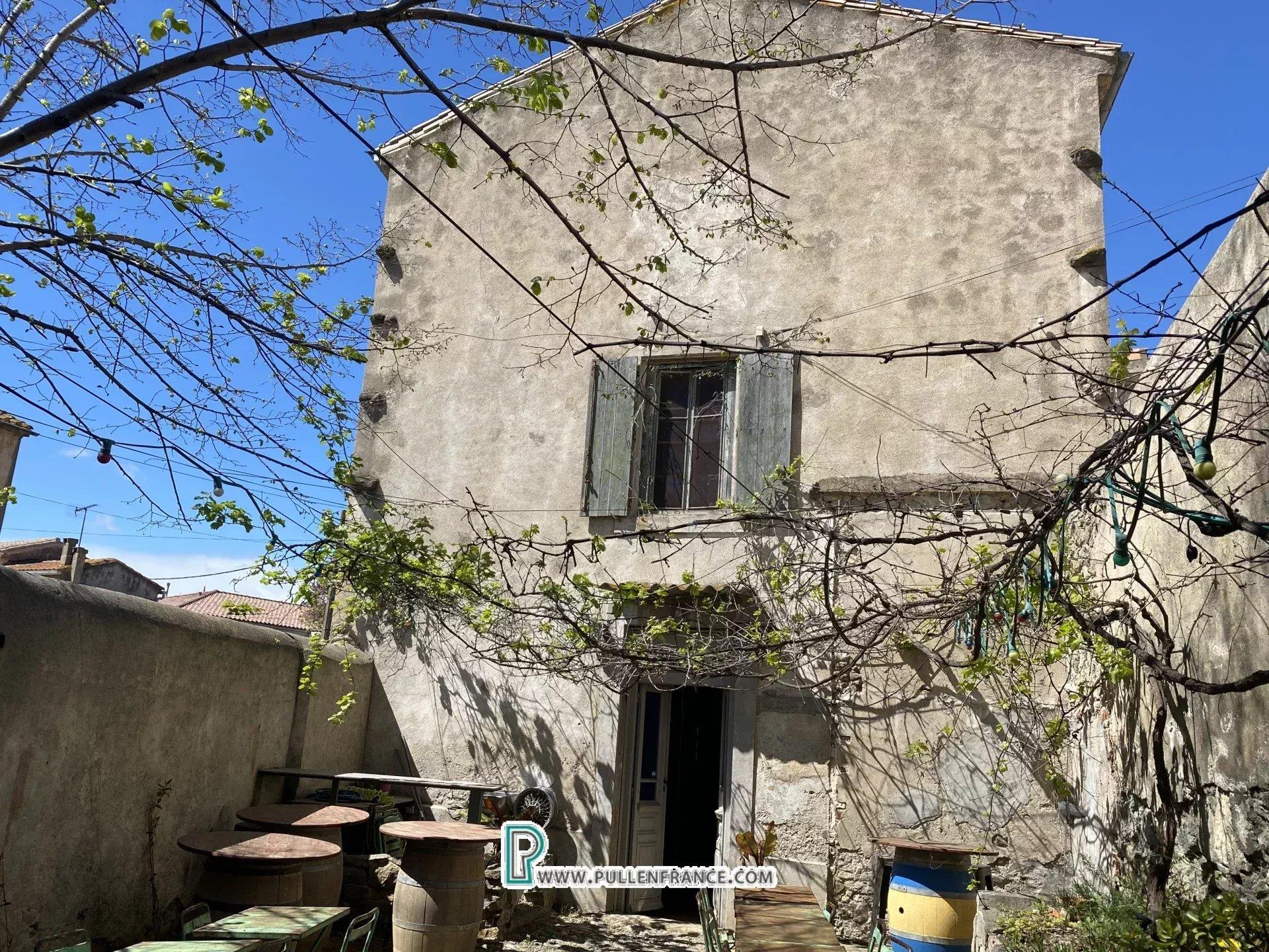 Wine bar/detached house with garden in popular Aude village