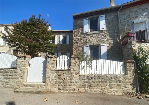 Jolie Maison de Village rénovée avec cours dans village viticole en Minervois