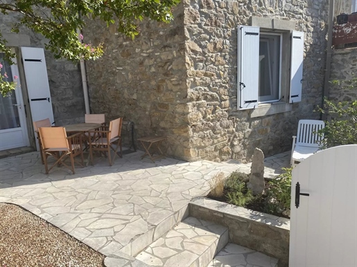 Jolie Maison de Village rénovée avec cours dans village viticole en Minervois