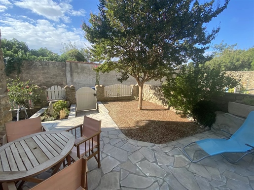 Jolie Maison de Village rénovée avec cours dans village viticole en Minervois