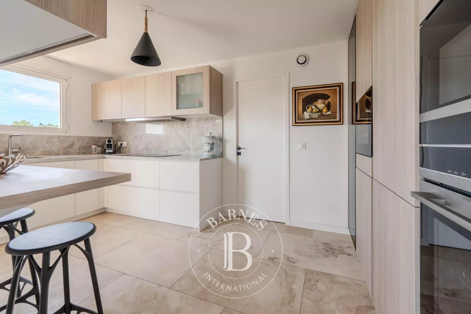 Aix-En-Provence - Walking Distance To Downtown - Duplex 130 m² (1,400 sq. Ft.) - Top Floor - Terrace