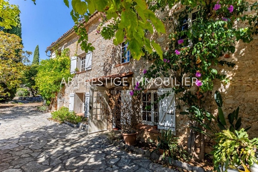 Sale of a farmhouse of 219 m² and outbuilding of 52 m² in Fayence