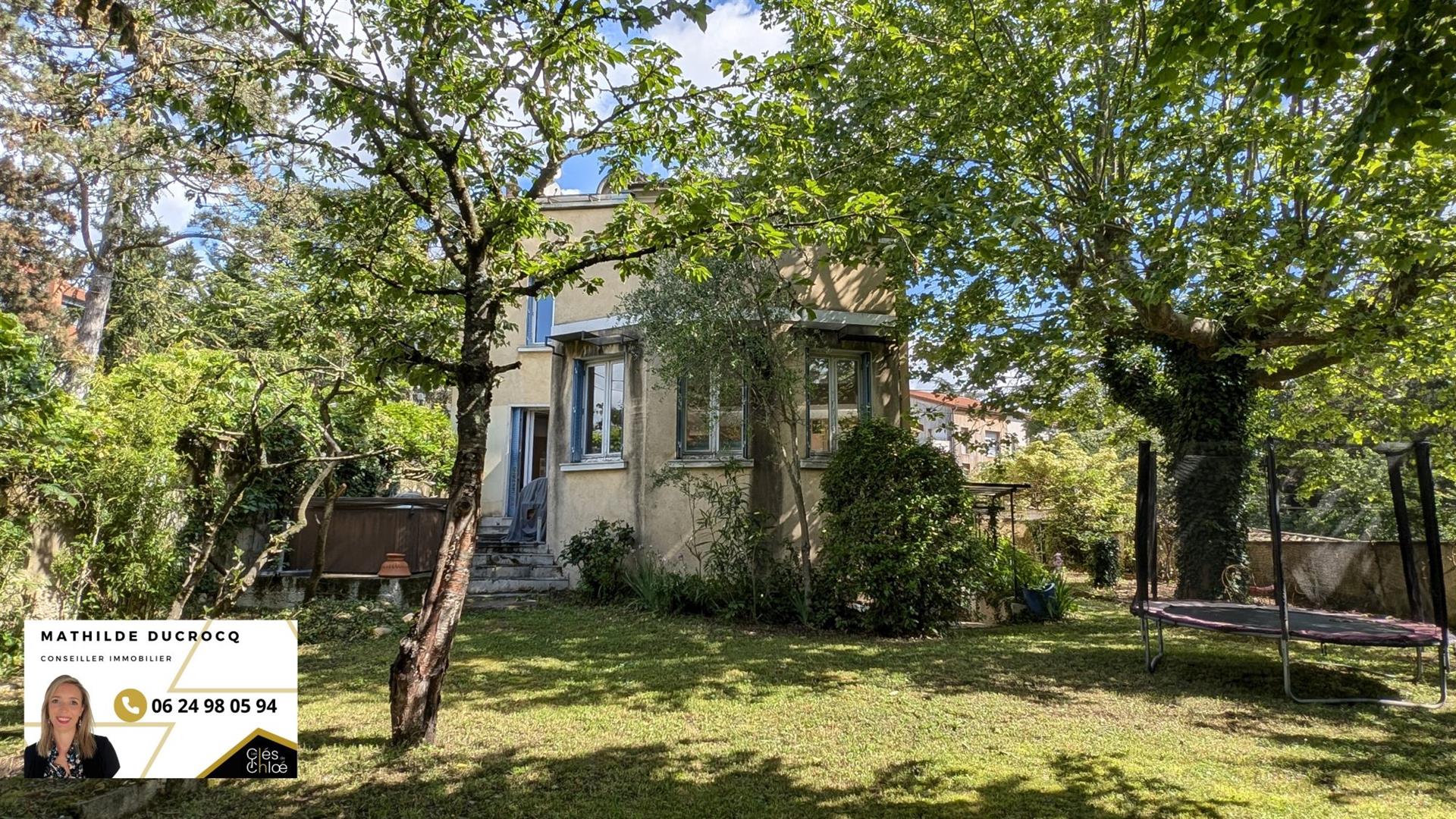 Villa avec beau terrain - 5 chambres + studio