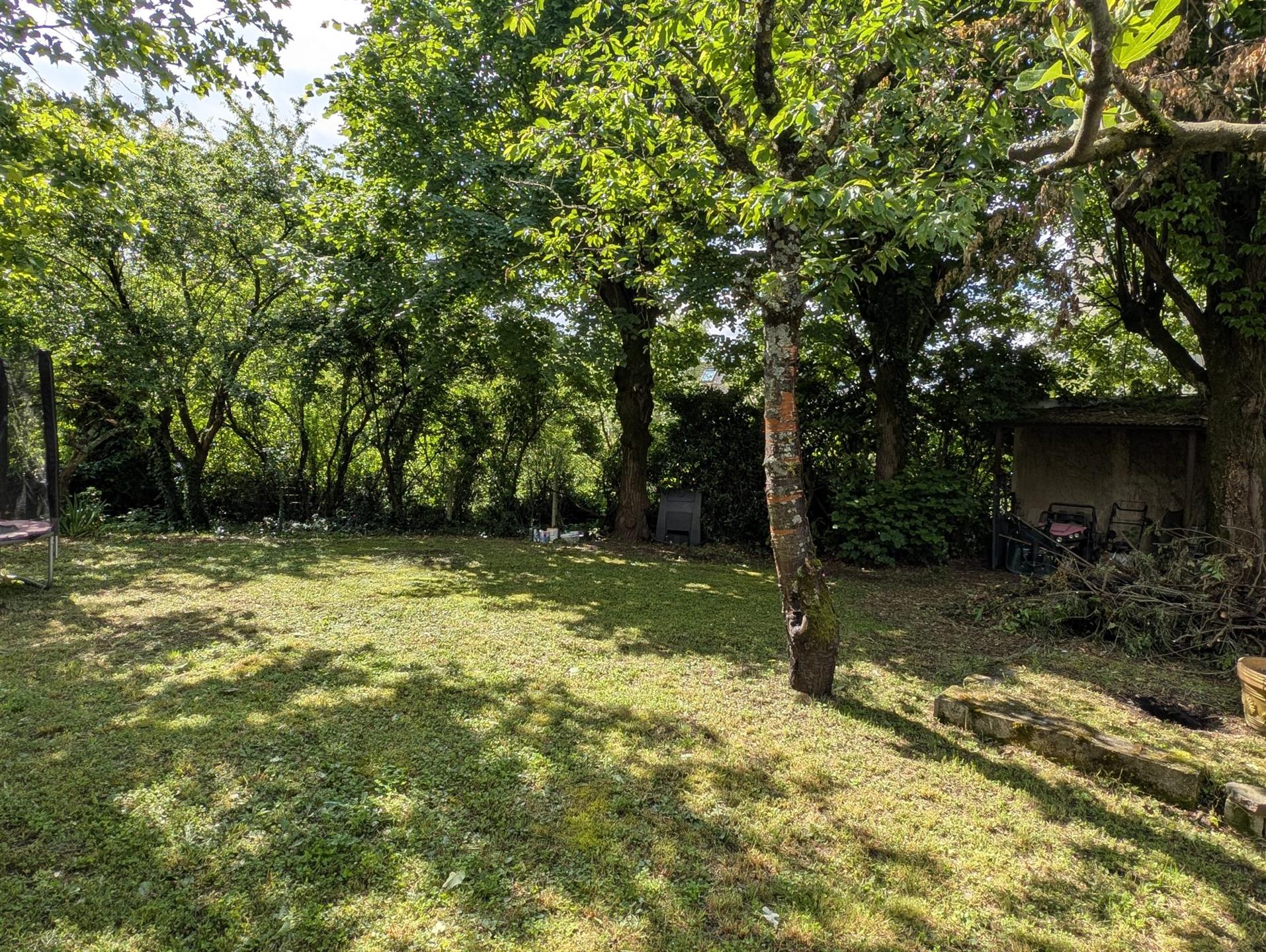 Villa avec beau terrain - 5 chambres + studio