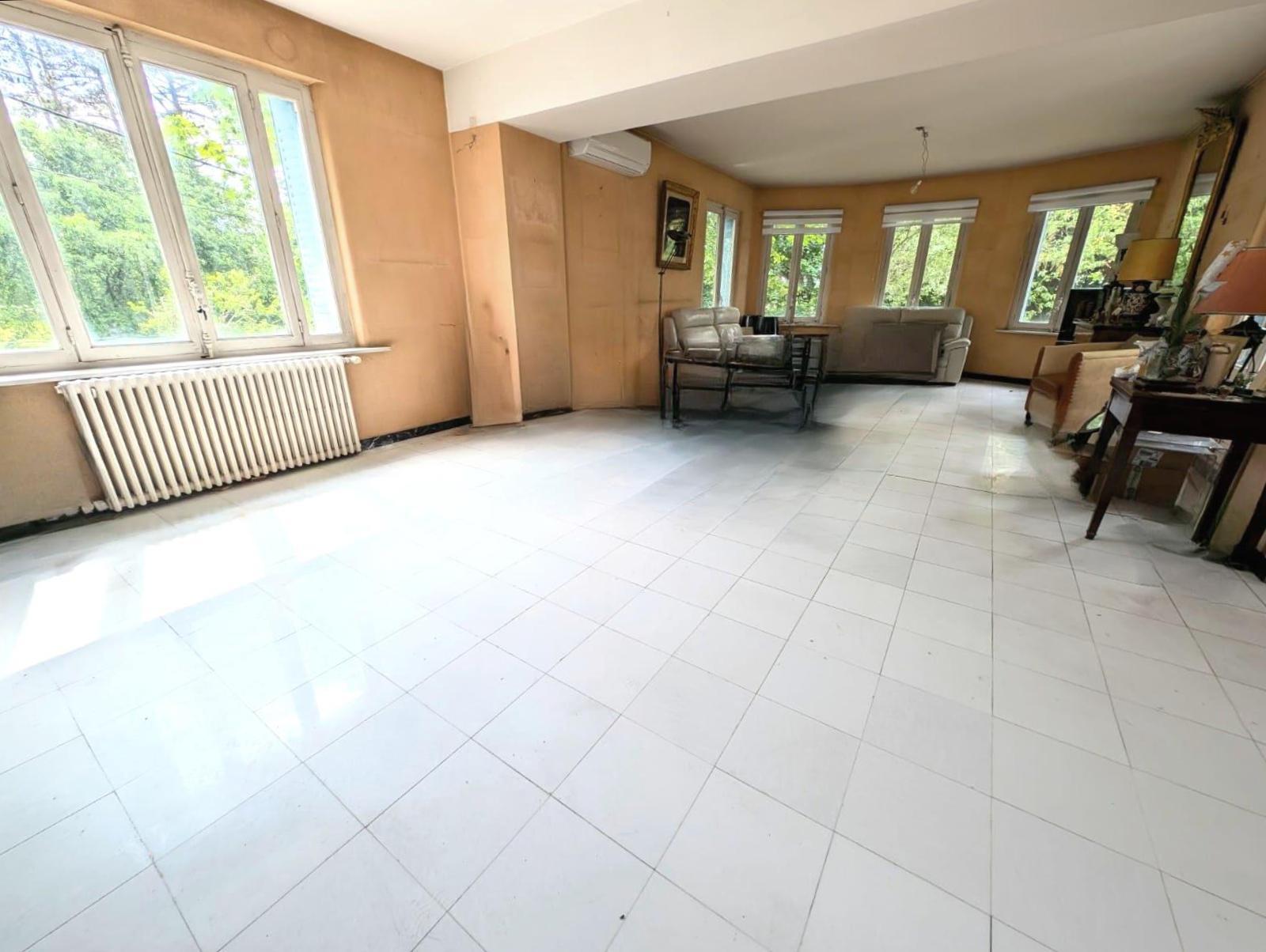 Villa avec beau terrain - 5 chambres + studio