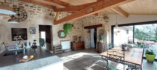 Een mooi, helder gerestaureerd stenen huis met veel smaak op 10 km van Figeac, je zult ervan dromen