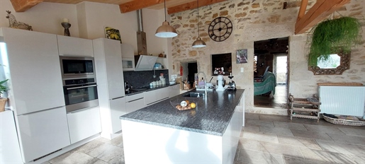 A pretty, brightly restored stone house with great taste 10 km from Figeac, you will dream of it